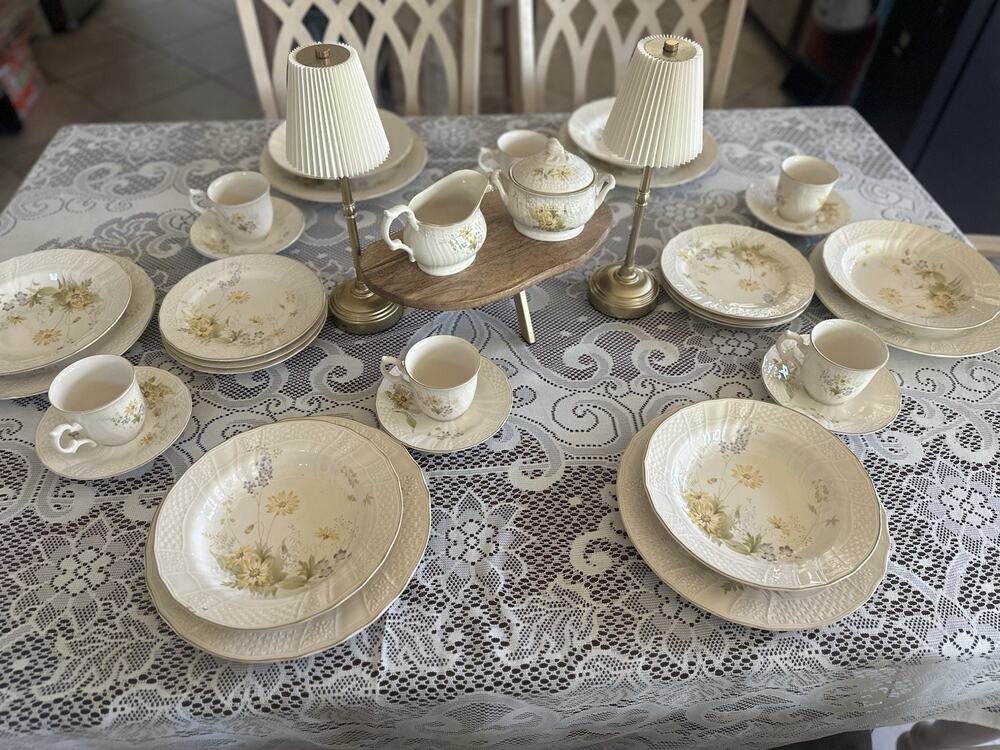 Mikasa Fine Ivory Spring Meadow 42 Piece Set For 8 Plate Bowl Cups Japan *READ